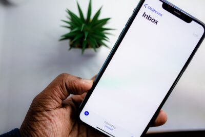 Persona revisando el correo de iCloud Mail en su iPhone