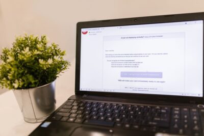 Portátil sobre una mesa con una bandeja de correo electrónico abierta