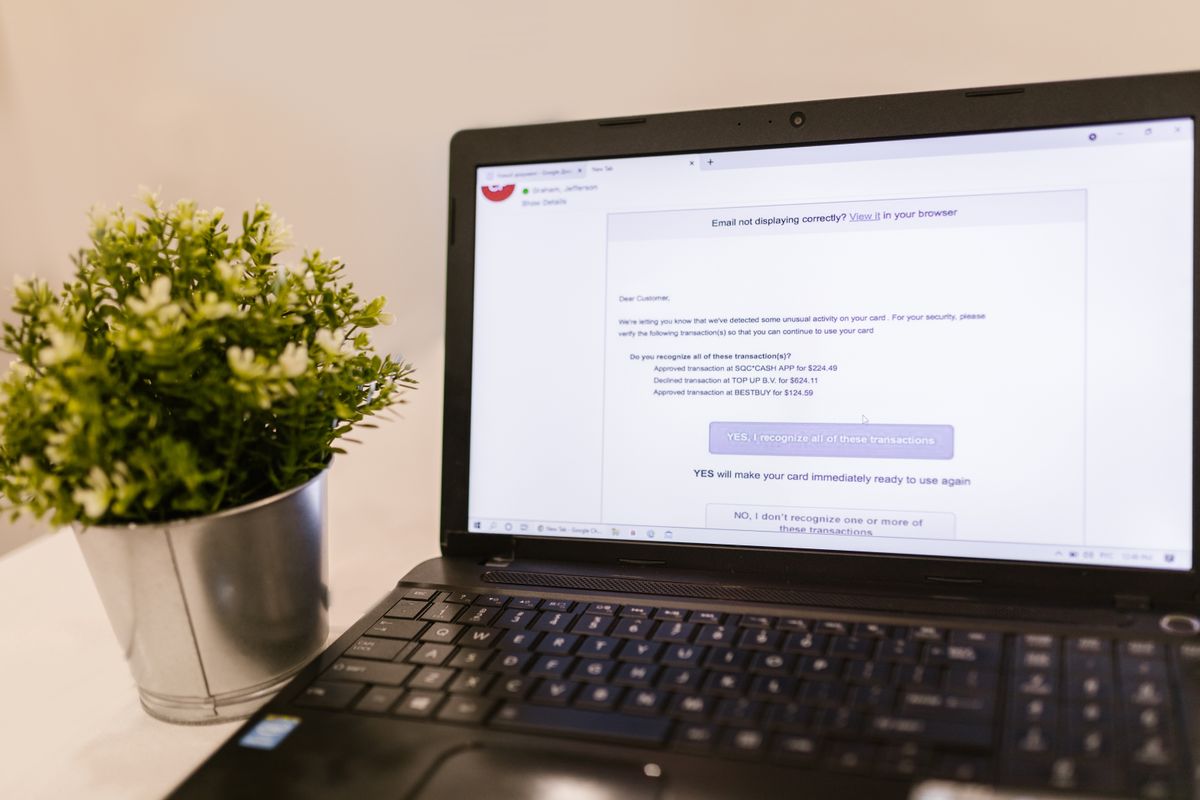 Portátil sobre una mesa con una bandeja de correo electrónico abierta