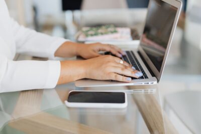 Persona escribiendo en un portátil mientras cambia la dirección de su cuenta de Gmail
